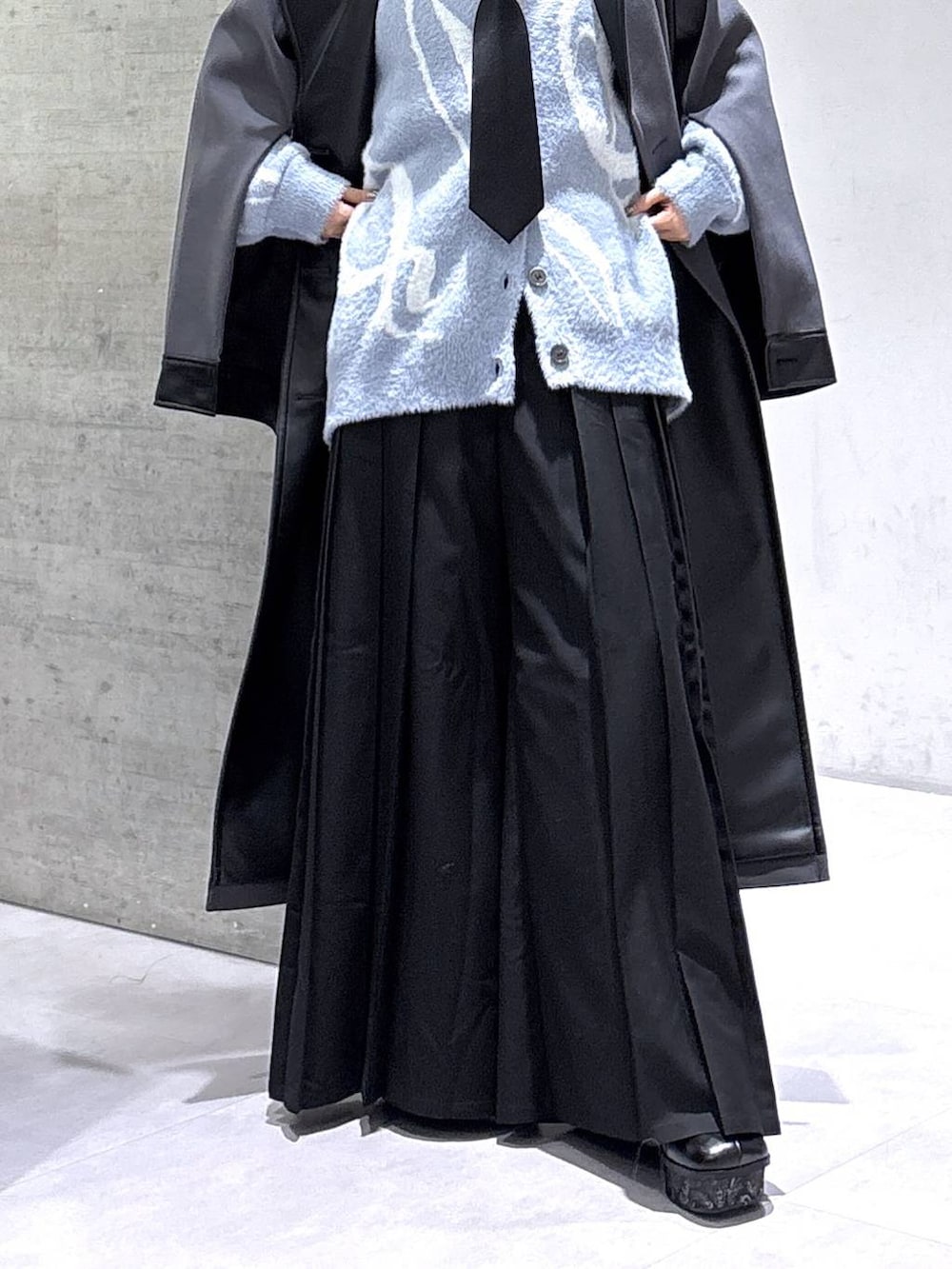 ブラック系のネクタイ、グレー系のタンクトップ、グレー系のブーツを着用したレディースの秋コーディネートの3枚目の写真