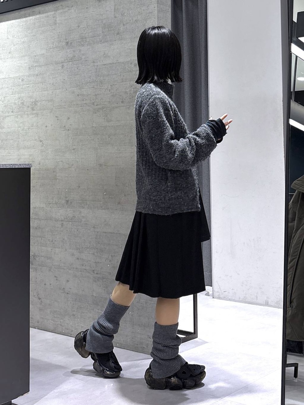 ブラック系のスカート、グレー系のカーディガン/ボレロ、ブラック系のベルトを着用したレディースの冬コーディネートの6枚目の写真