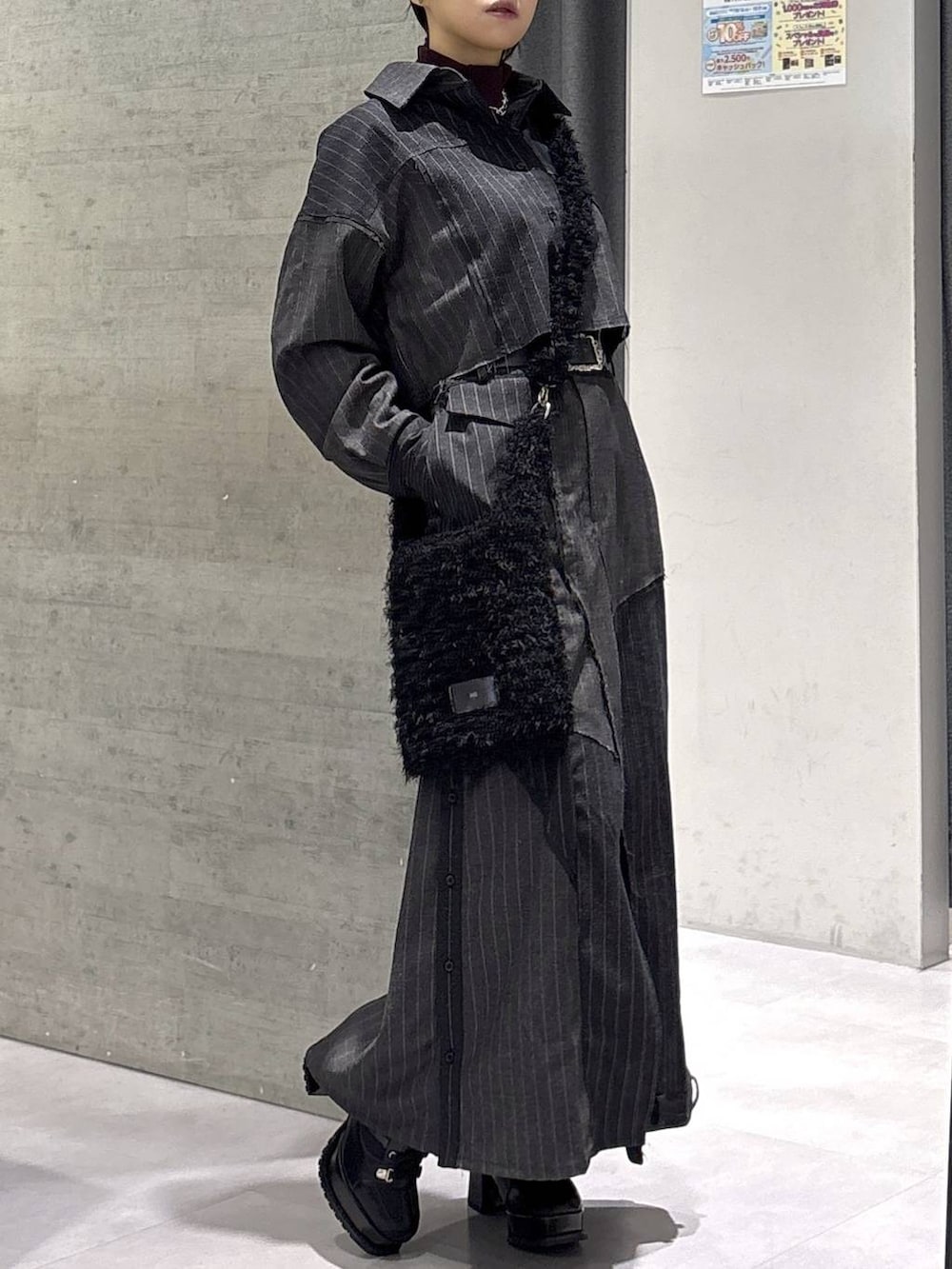 レッド系のニット/セーター、ブラック系のブーツ、ブラック系のショルダーバッグを着用したレディースの秋コーディネートの4枚目の写真