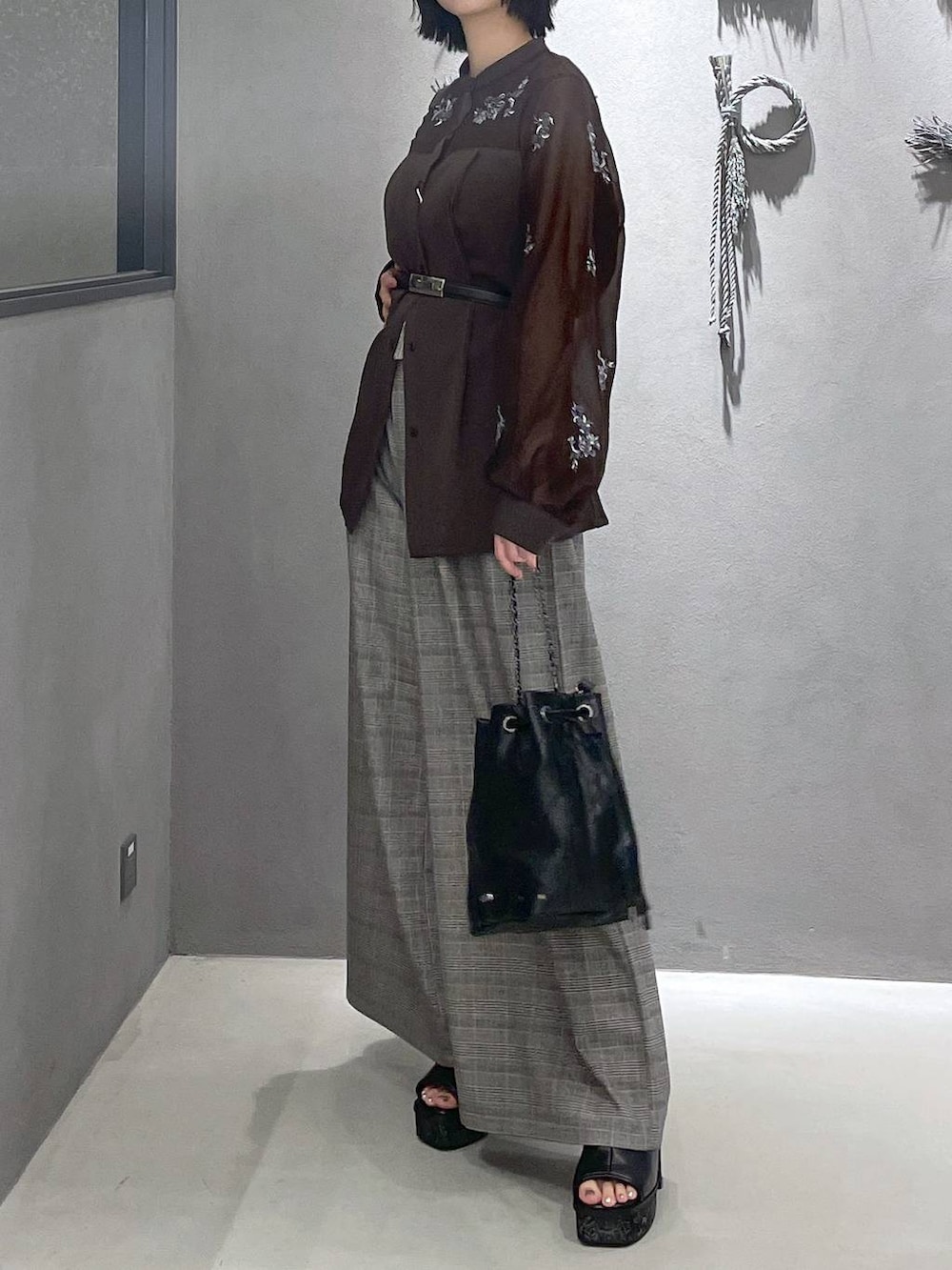 ブラック系のタンクトップ、グレー系のサンダル、ブラウン系のシャツ/ブラウスを着用したレディースの夏コーディネートの9枚目の写真