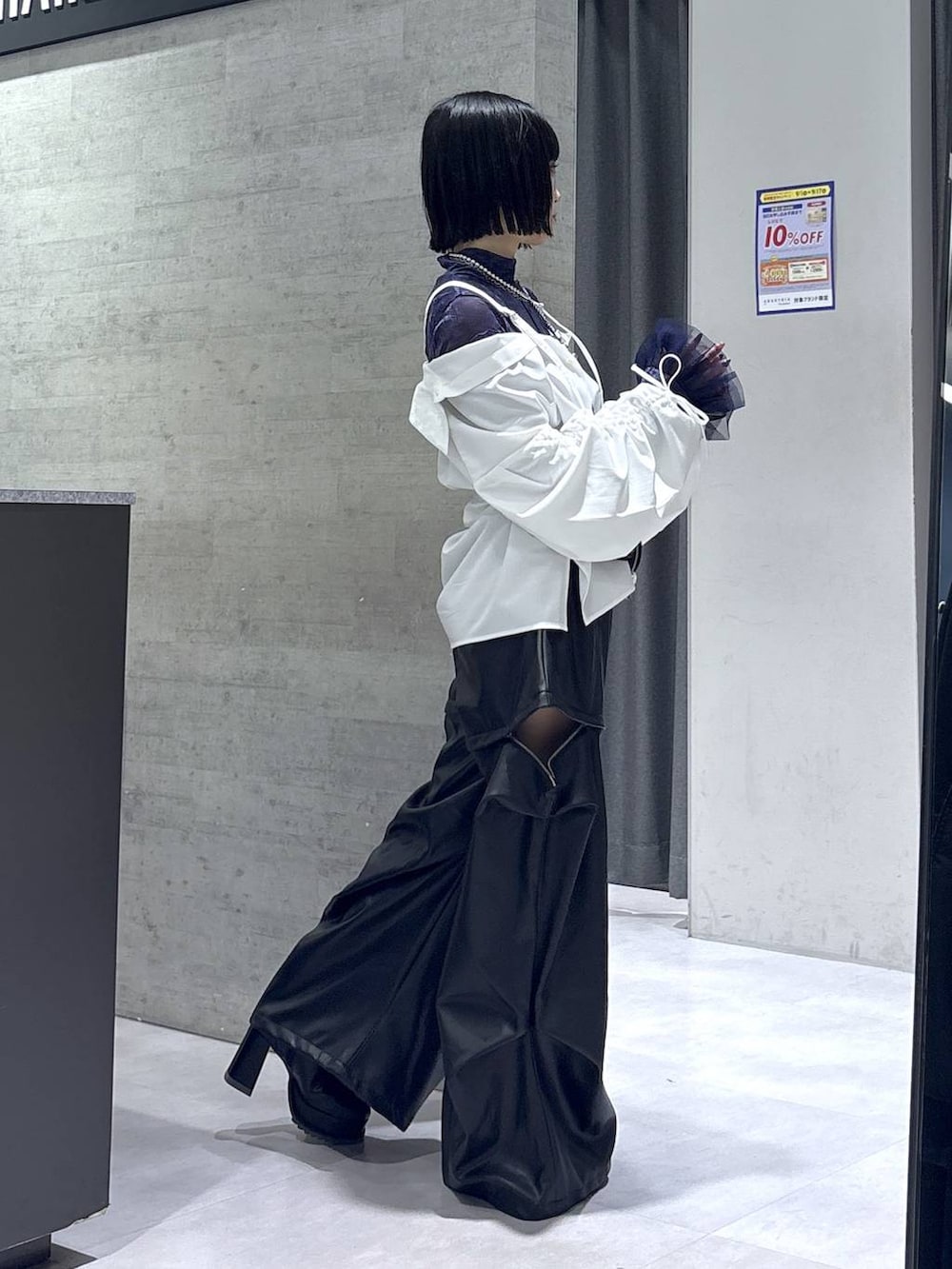 ブラック系のカーゴパンツ、パープル系のTシャツ/カットソー、ホワイト系のシャツ/ブラウスを着用したレディースの秋コーディネートの6枚目の写真