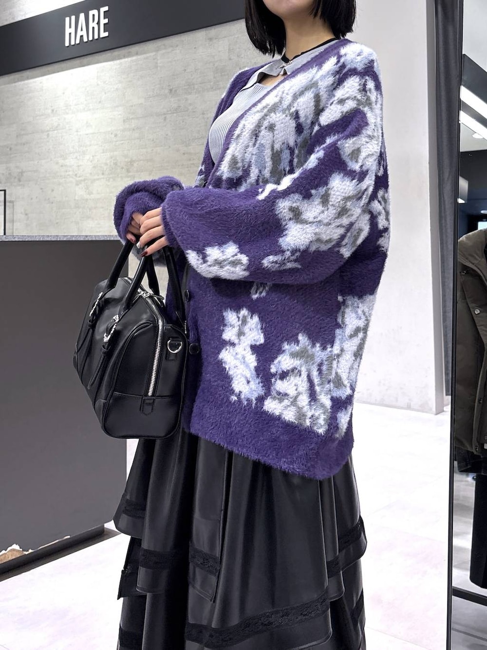 ブラック系のタンクトップ、グレー系のニット/セーター、パープル系のカーディガン/ボレロを着用したレディースの秋コーディネートの8枚目の写真