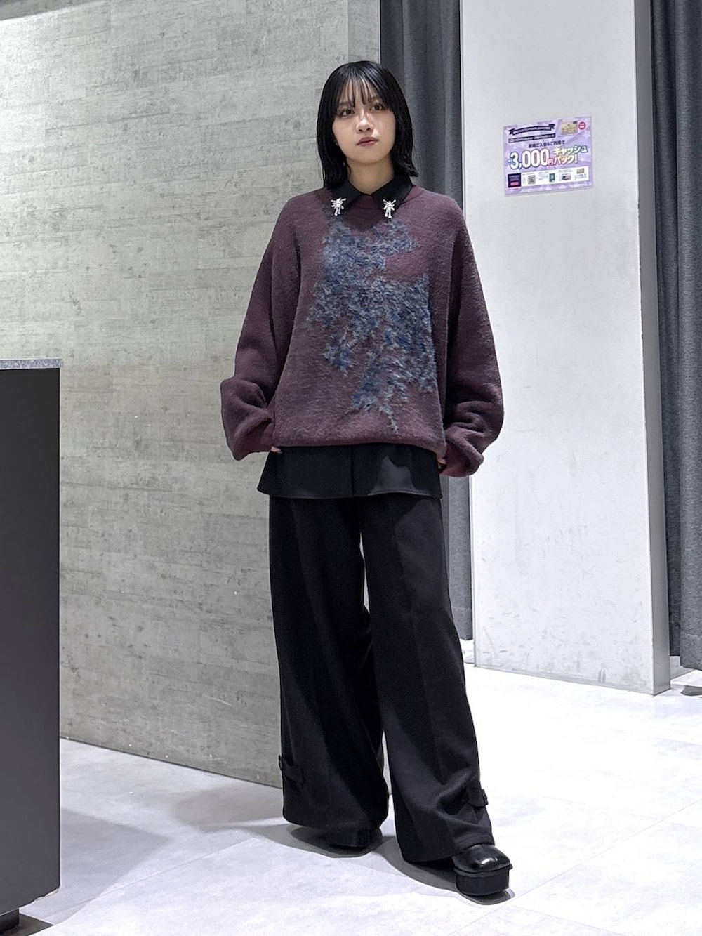 ブラック系のブーツ、レッド系のニット/セーター、ブラック系のスラックスを着用したレディースの秋コーディネートの5枚目の写真