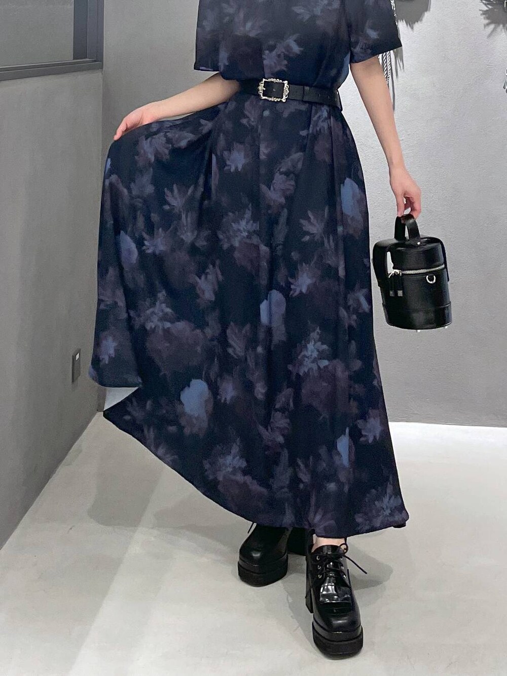 ブラック系のタンクトップ、ブラック系のサンダル、ブラック系のショルダーバッグを着用したレディースの夏コーディネートの3枚目の写真