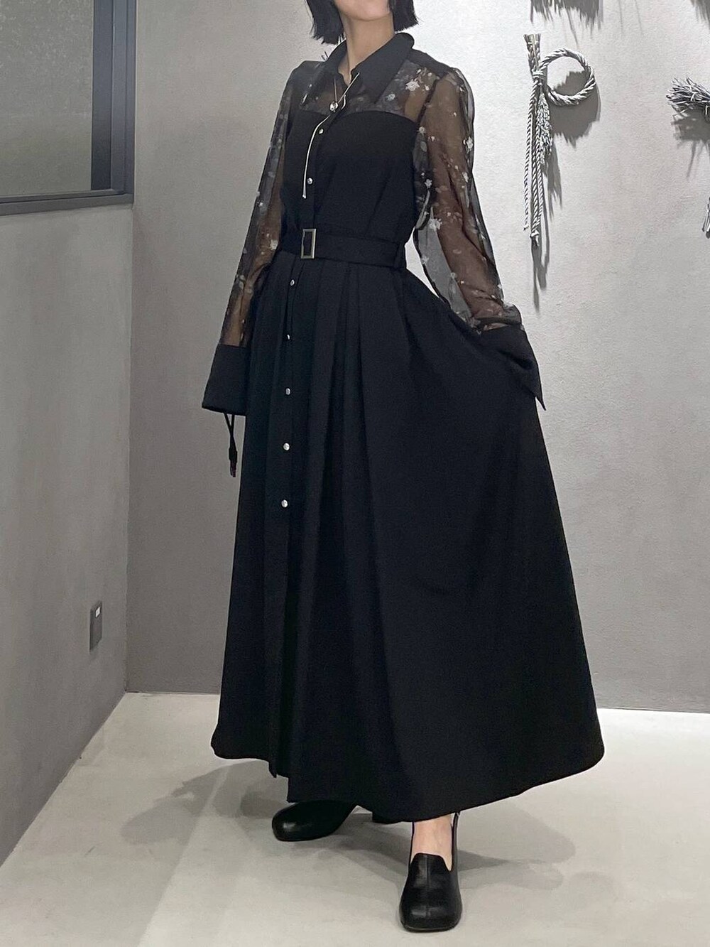 グレー系のタンクトップ、ブラック系のパンプス、ブラック系のショルダーバッグを着用したレディースの夏コーディネートの9枚目の写真