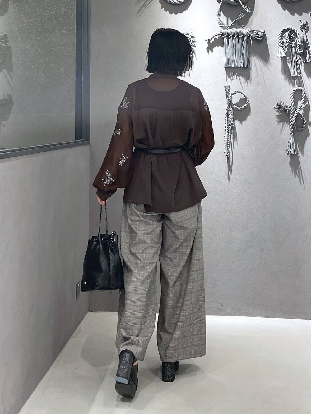 ブラック系のタンクトップ、グレー系のサンダル、ブラウン系のシャツ/ブラウスを着用したレディースの夏コーディネートの7枚目の写真