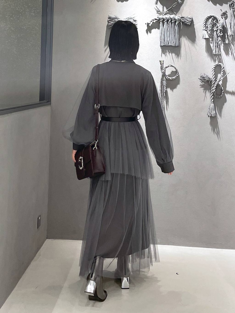 ブラック系のタンクトップ、グレー系のワンピース、ブラウン系のショルダーバッグを着用したレディースの秋コーディネートの7枚目の写真