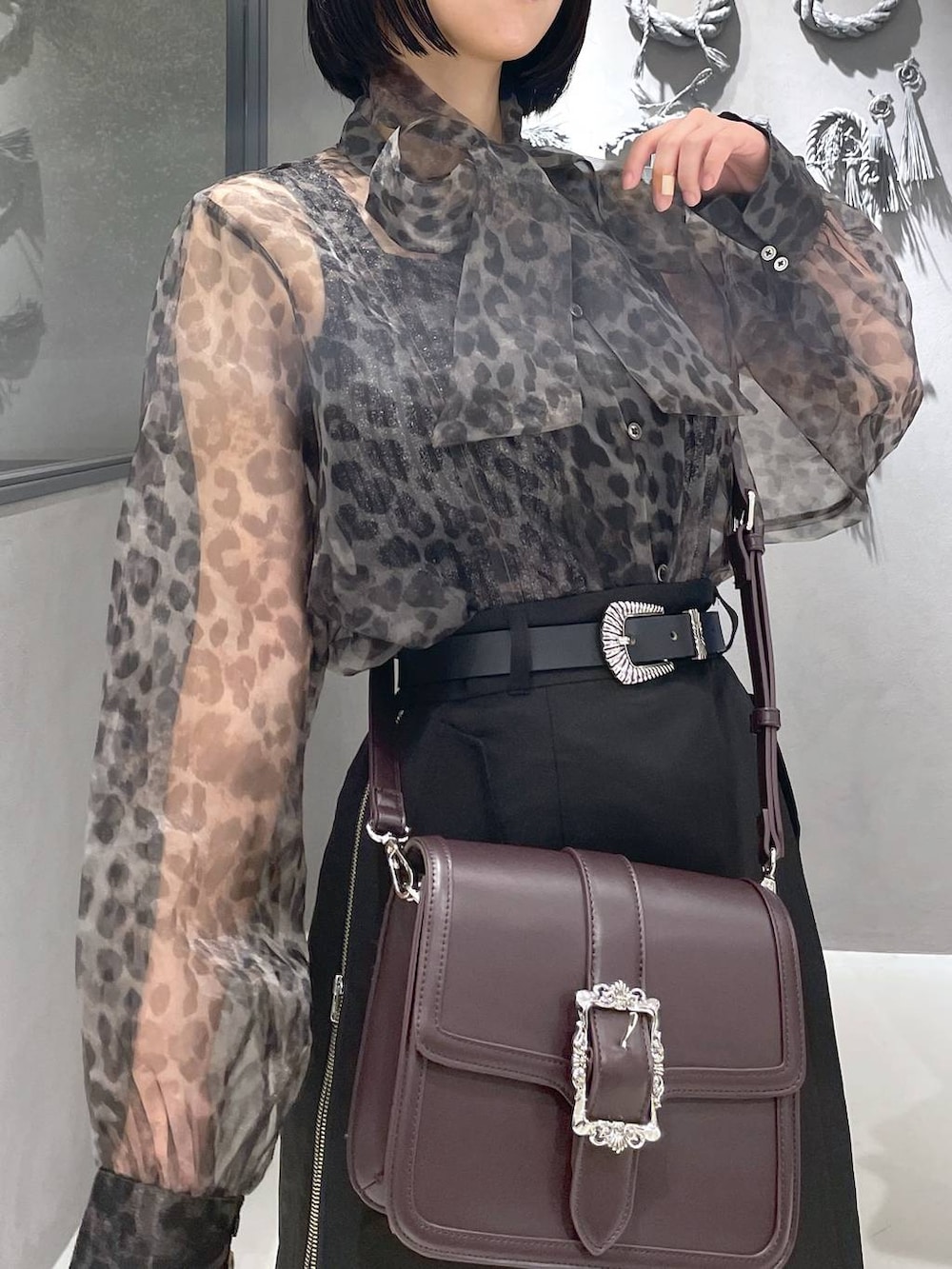 ブラック系のタンクトップ、ブラック系のサンダル、ブラウン系のショルダーバッグを着用したレディースの夏コーディネートの8枚目の写真