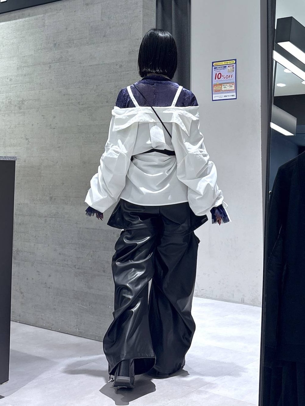 ブラック系のカーゴパンツ、パープル系のTシャツ/カットソー、ホワイト系のシャツ/ブラウスを着用したレディースの秋コーディネートの7枚目の写真