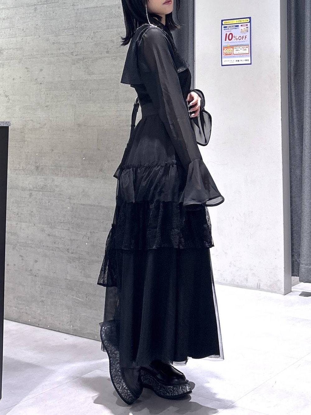 ホワイト系のタンクトップ、ブラック系のショルダーバッグ、グレー系のローファーを着用したレディースの春コーディネートの9枚目の写真