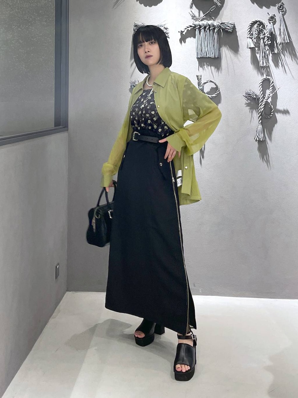 ブラック系のタンクトップ、ブラック系のサンダル、ブラック系のTシャツ/カットソーを着用したレディースの夏コーディネートの5枚目の写真