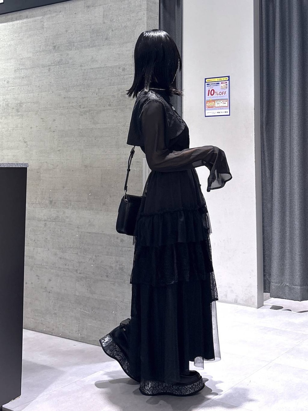 ホワイト系のタンクトップ、ブラック系のショルダーバッグ、グレー系のローファーを着用したレディースの春コーディネートの6枚目の写真