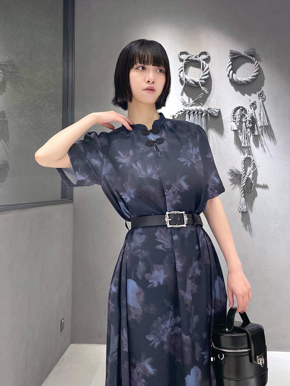 ブラック系のタンクトップ、ブラック系のサンダル、ブラック系のショルダーバッグを着用したレディースの夏コーディネートの2枚目の写真