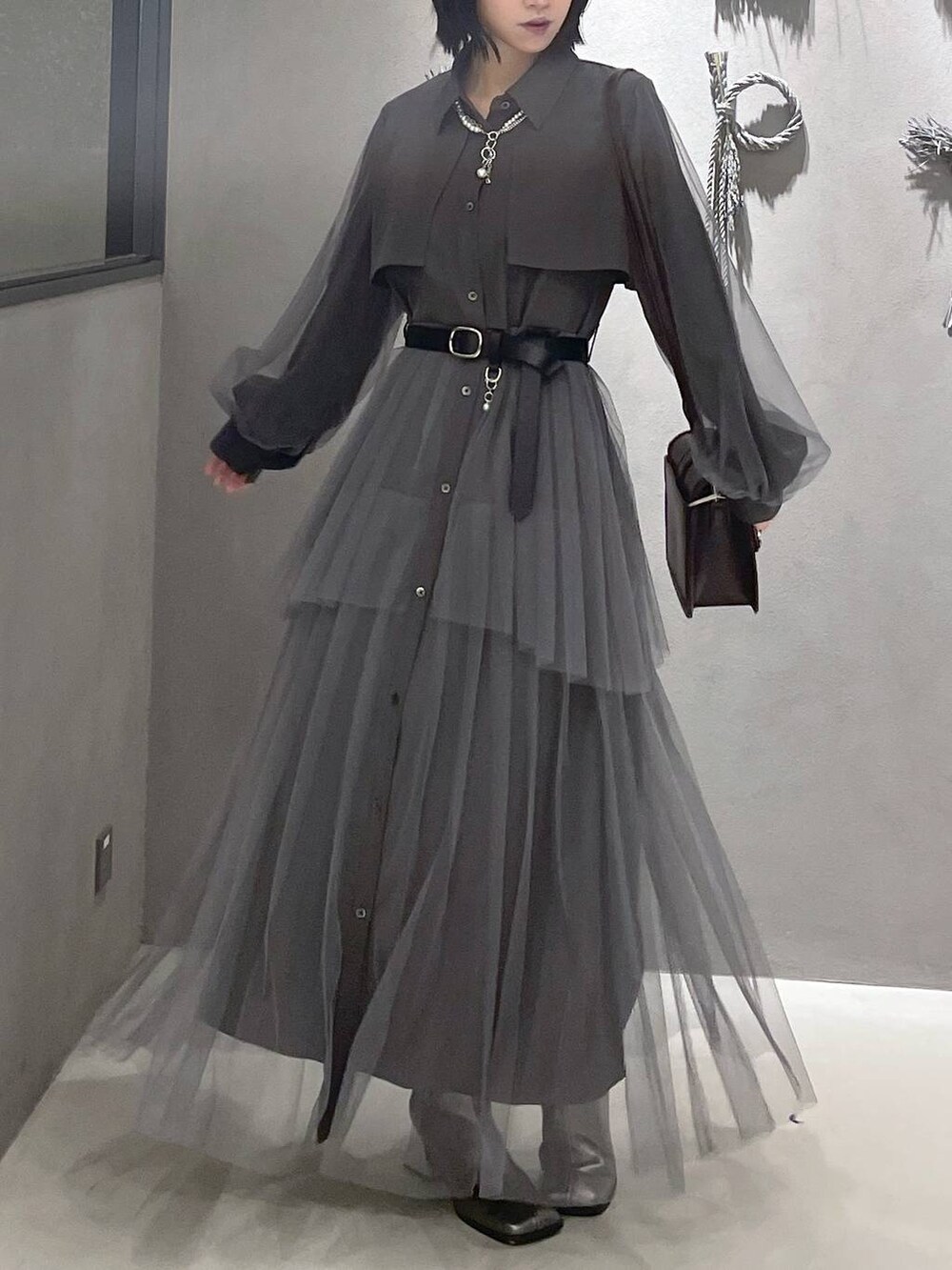 ブラック系のタンクトップ、グレー系のワンピース、ブラウン系のショルダーバッグを着用したレディースの秋コーディネートの4枚目の写真