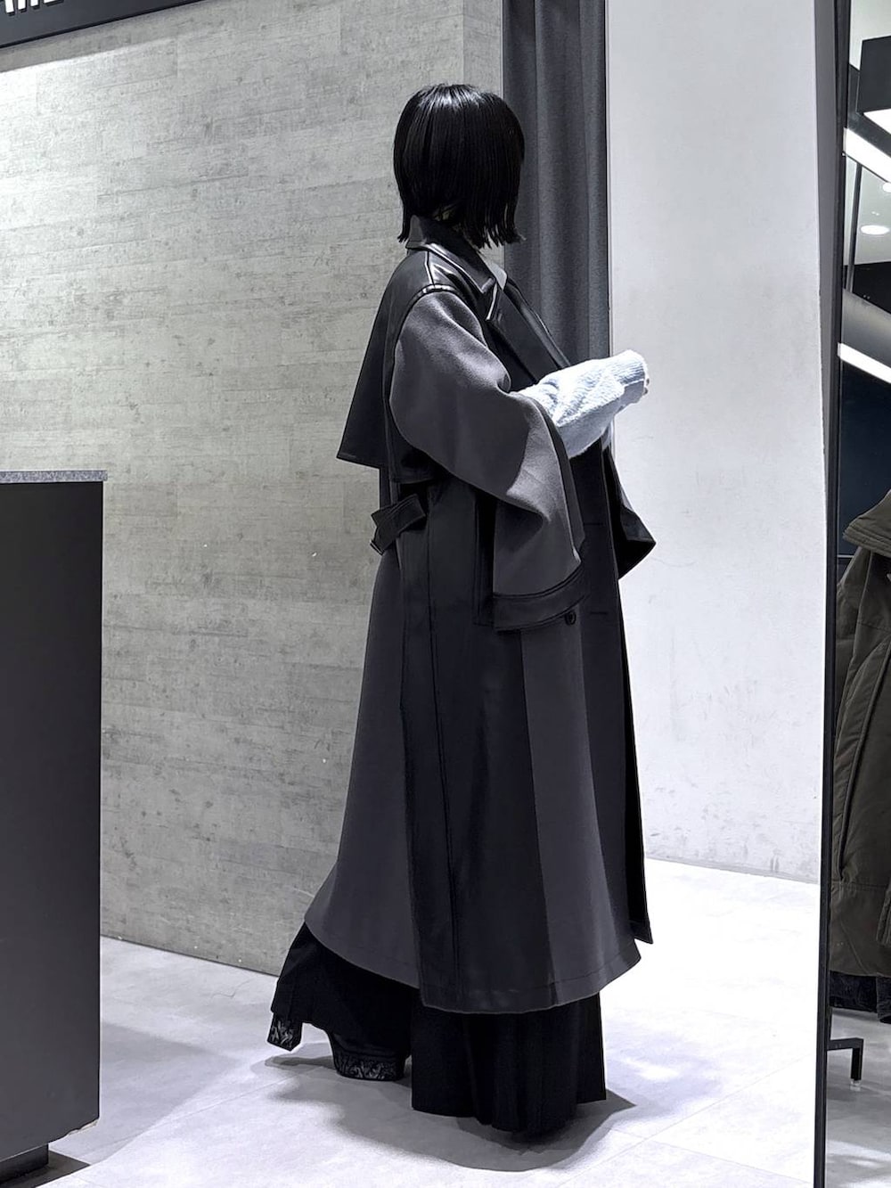 ブラック系のネクタイ、グレー系のタンクトップ、グレー系のブーツを着用したレディースの秋コーディネートの6枚目の写真