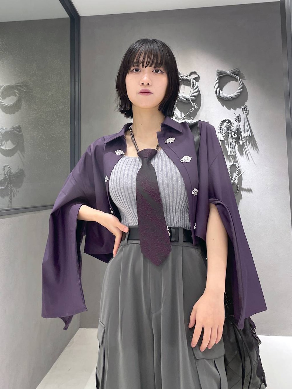 「きれいめカジュアル、シャツ、パンツ、低身長、モード、個性派、デート/ロマンティック、夏コーデ、骨格ウェーブ、きれいめ、カラーコーデ_HARE、HARE」｜「HAREのネクタイネックレス(HARE)（ネクタイ、パープル系）」を使った、ぽんさん（レディース・155cm）の夏コーディネートの2枚目の写真