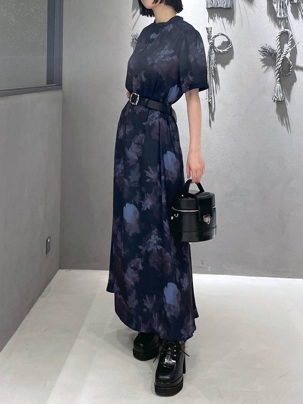 ブラック系のタンクトップ、ブラック系のサンダル、ブラック系のショルダーバッグを着用したレディースの夏コーディネートの4枚目の写真