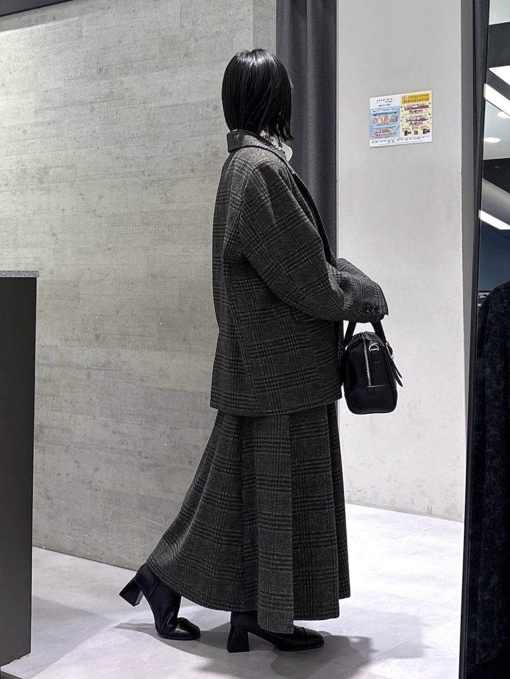 ホワイト系のタンクトップ、ブラック系のボストンバッグ、ホワイト系のシャツ/ブラウスを着用したレディースの秋コーディネートの6枚目の写真