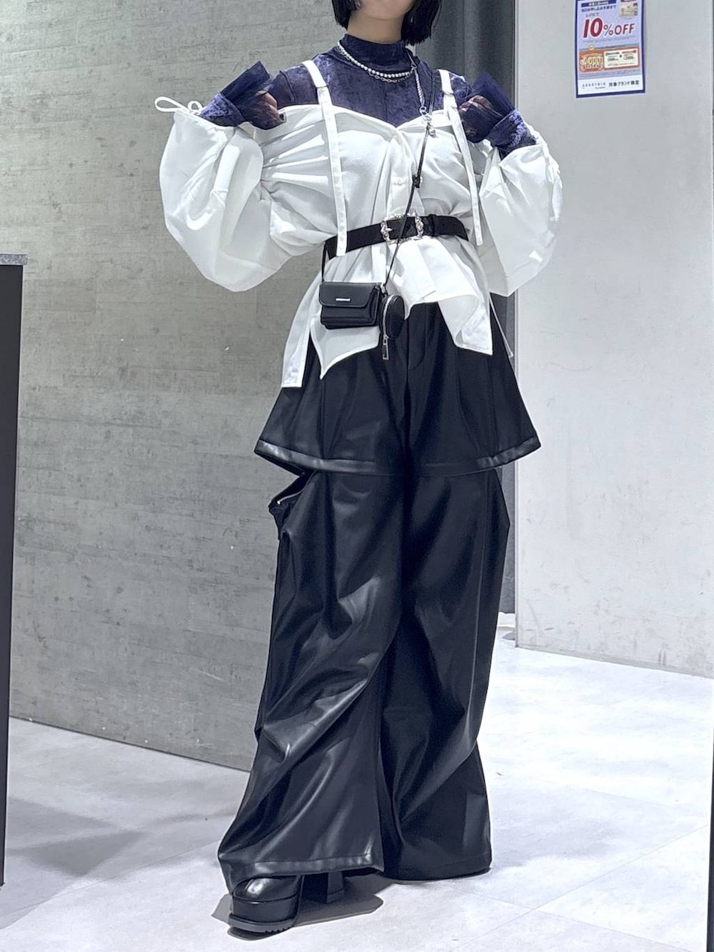 ブラック系のカーゴパンツ、パープル系のTシャツ/カットソー、ホワイト系のシャツ/ブラウスを着用したレディースの秋コーディネートの4枚目の写真