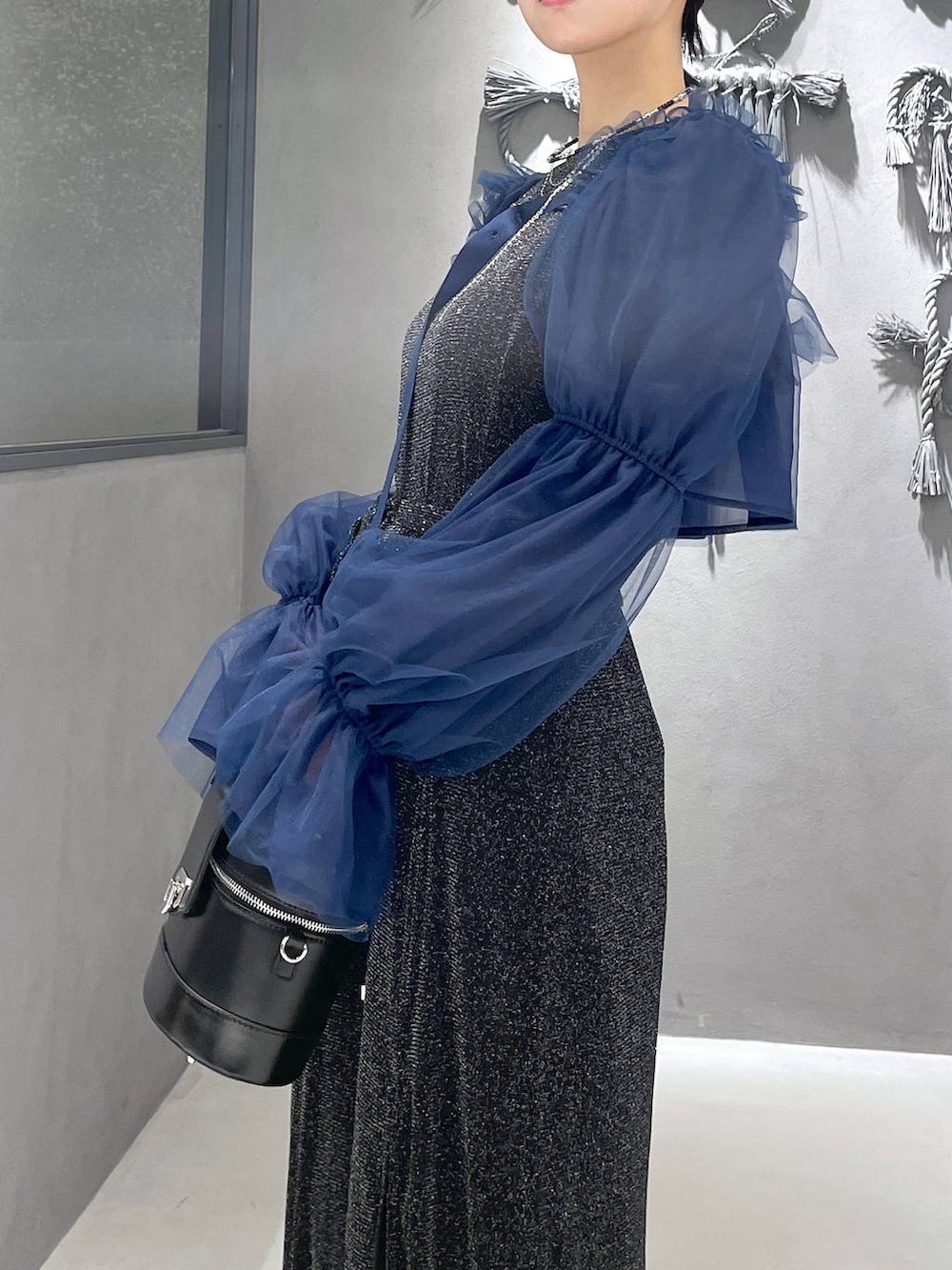 ブラック系のタンクトップ、グレー系のサンダル、ブラック系のショルダーバッグを着用したレディースの夏コーディネートの8枚目の写真