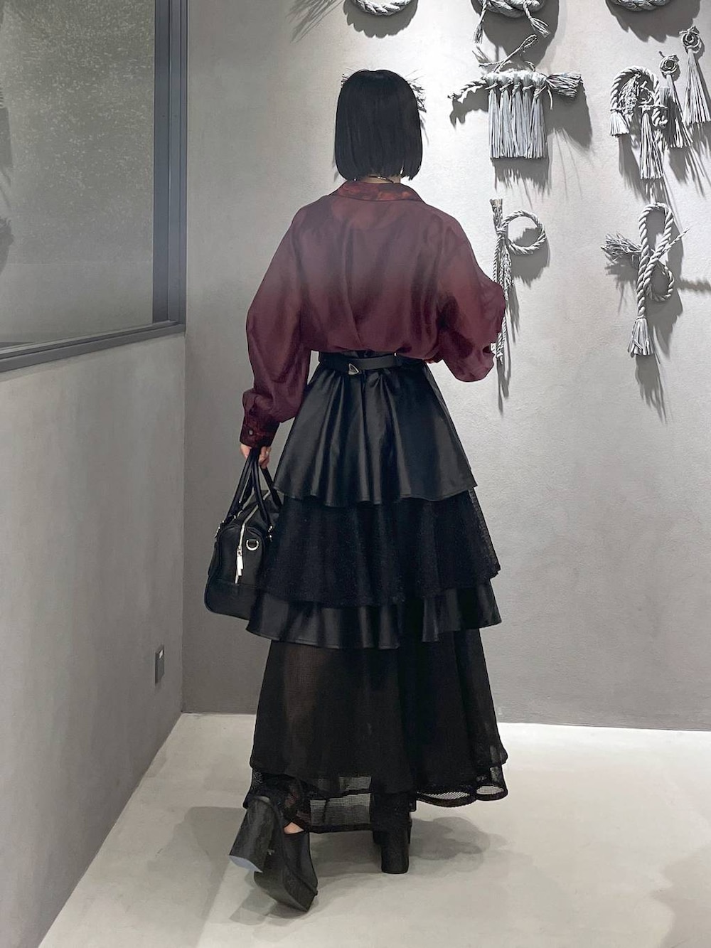 ブラック系のタンクトップ、ブラック系のサンダル、ブラック系のボストンバッグを着用したレディースの夏コーディネートの7枚目の写真