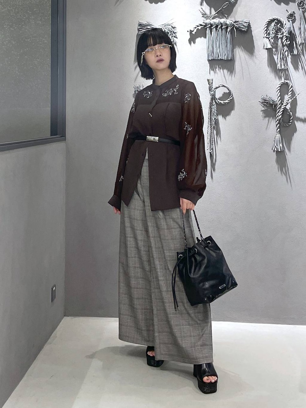 ブラック系のタンクトップ、グレー系のサンダル、ブラウン系のシャツ/ブラウスを着用したレディースの夏コーディネートの5枚目の写真