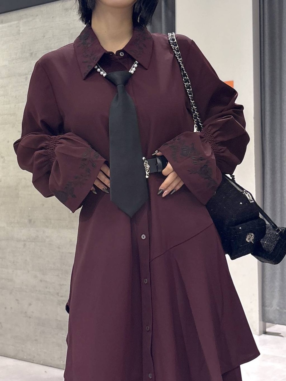 ブラック系のネクタイ、グレー系のタンクトップ、ブラック系のブーツを着用したレディースの秋コーディネートの2枚目の写真