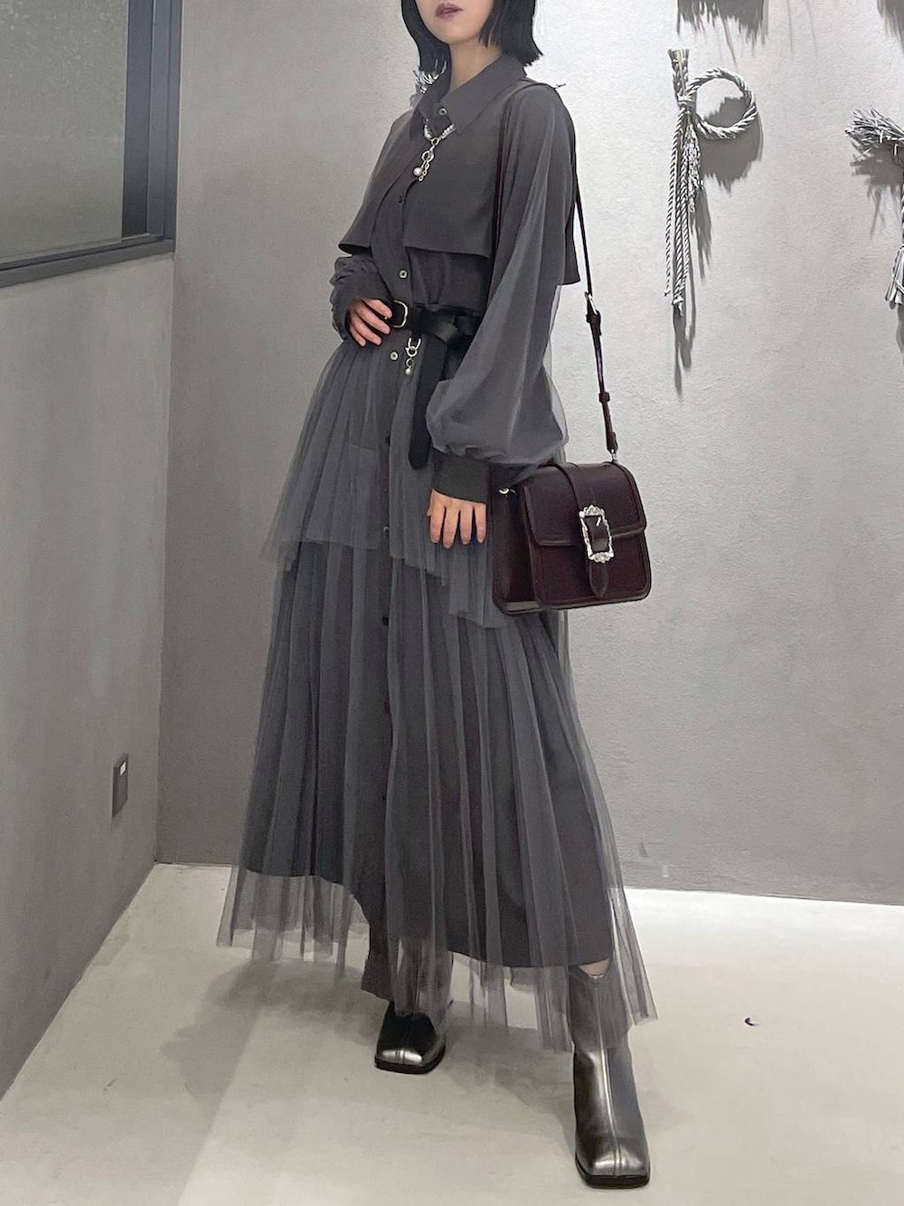 ブラック系のタンクトップ、グレー系のワンピース、ブラウン系のショルダーバッグを着用したレディースの秋コーディネートの9枚目の写真