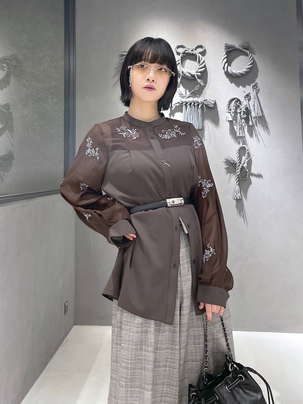 ブラック系のタンクトップ、グレー系のサンダル、ブラウン系のシャツ/ブラウスを着用したレディースの夏コーディネートの2枚目の写真