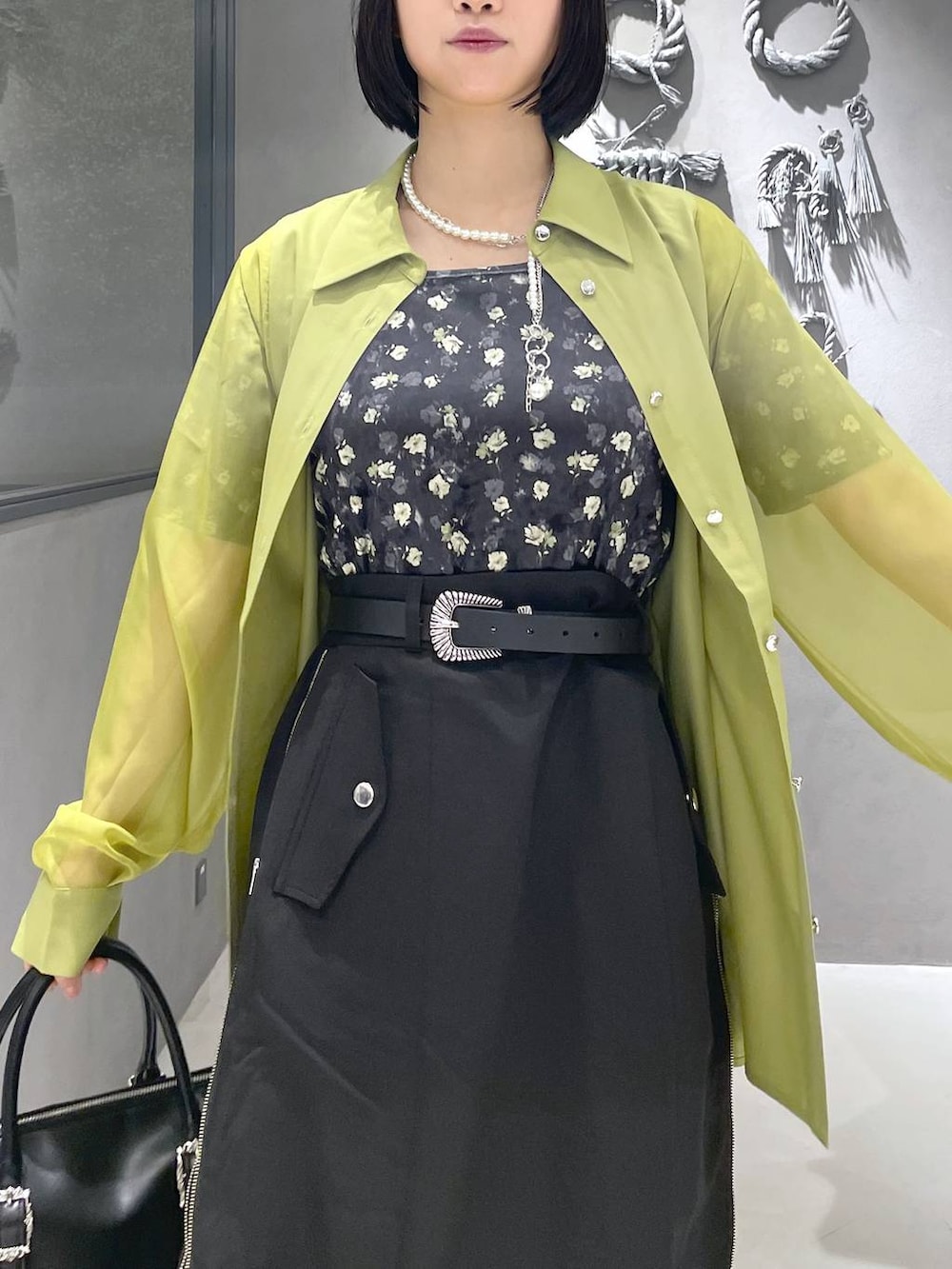 ブラック系のタンクトップ、ブラック系のサンダル、ブラック系のTシャツ/カットソーを着用したレディースの夏コーディネートの2枚目の写真