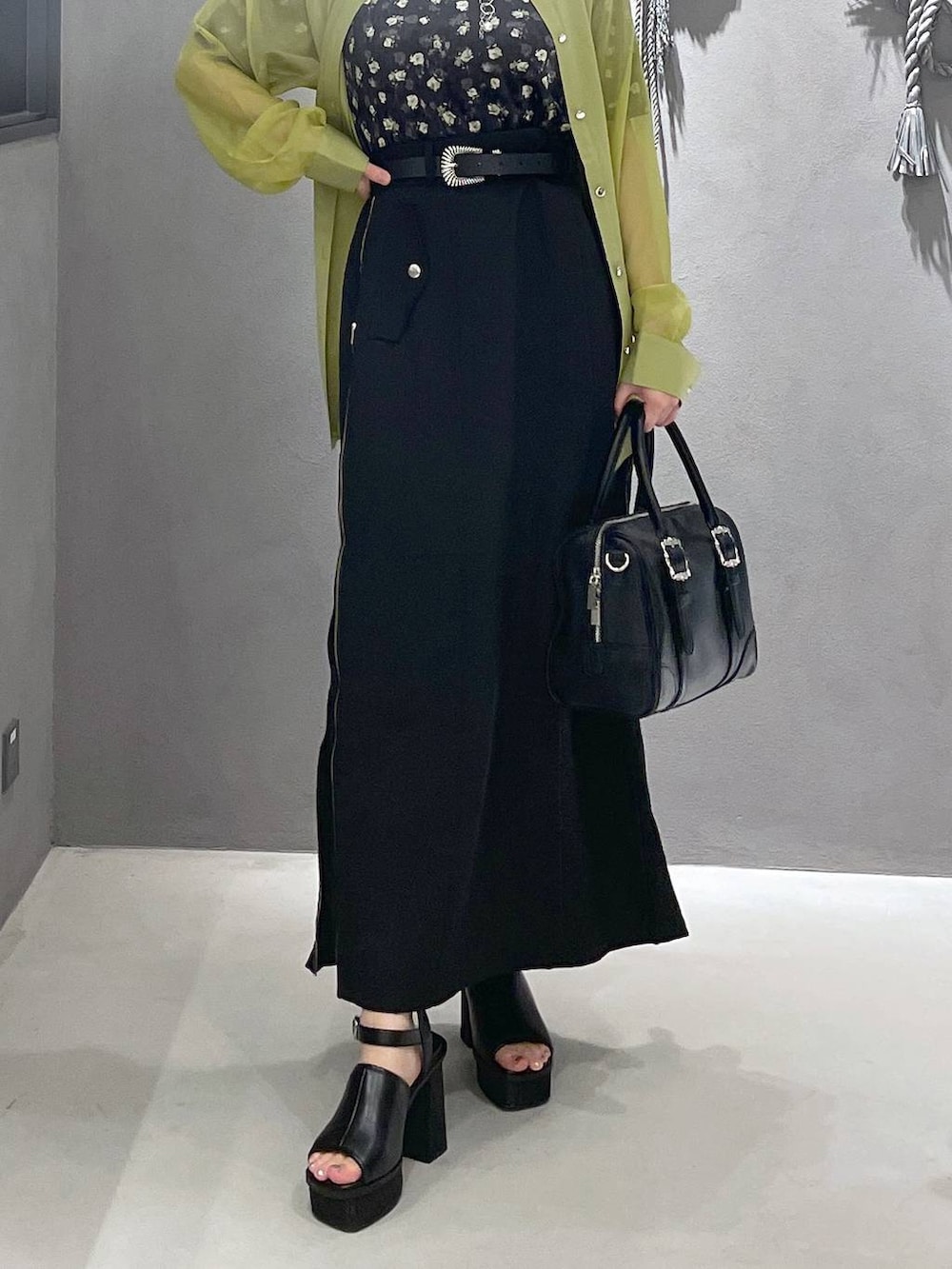 ブラック系のタンクトップ、ブラック系のサンダル、ブラック系のTシャツ/カットソーを着用したレディースの夏コーディネートの4枚目の写真