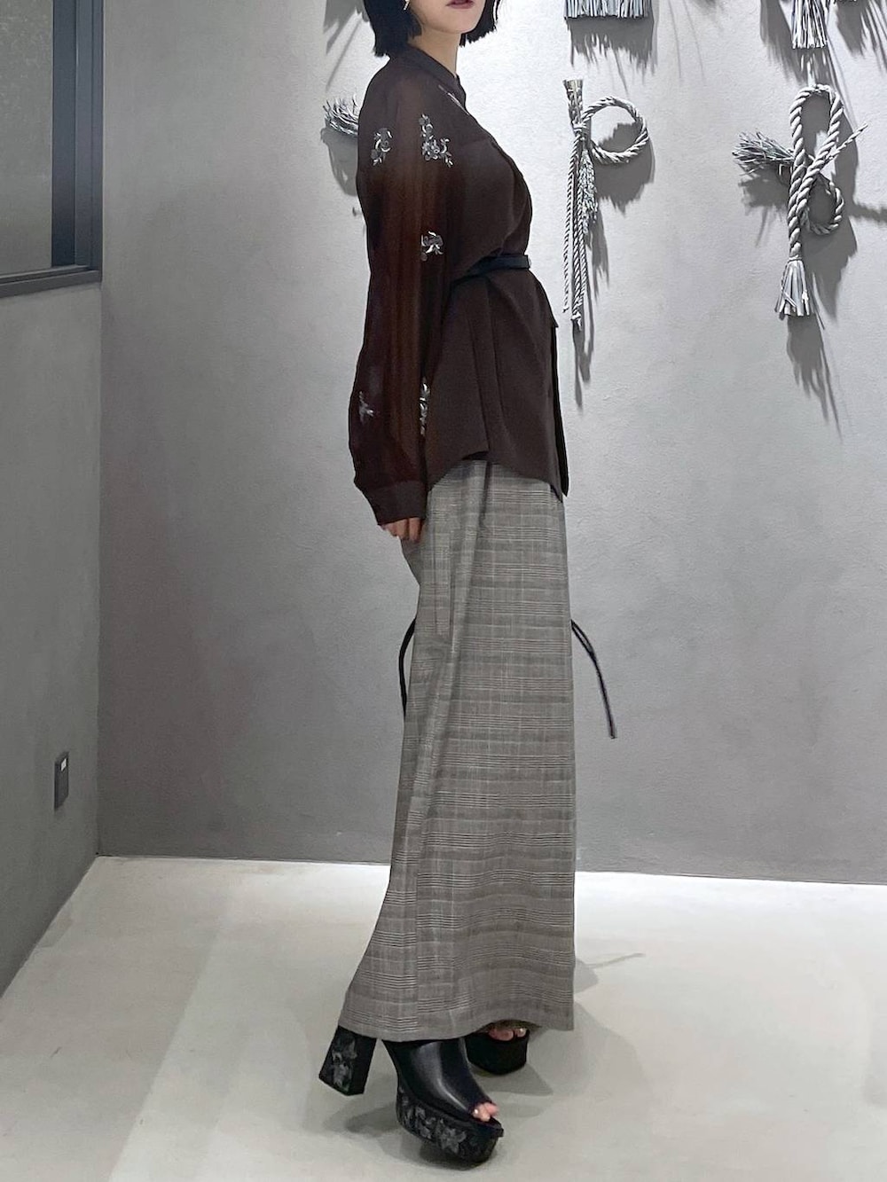 ブラック系のタンクトップ、グレー系のサンダル、ブラウン系のシャツ/ブラウスを着用したレディースの夏コーディネートの4枚目の写真