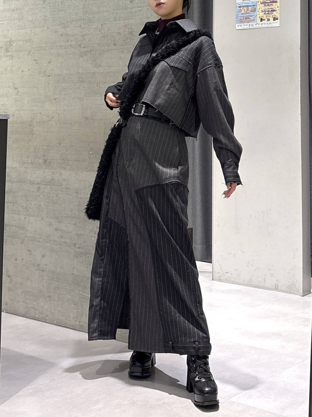 レッド系のニット/セーター、ブラック系のブーツ、ブラック系のショルダーバッグを着用したレディースの秋コーディネートの9枚目の写真