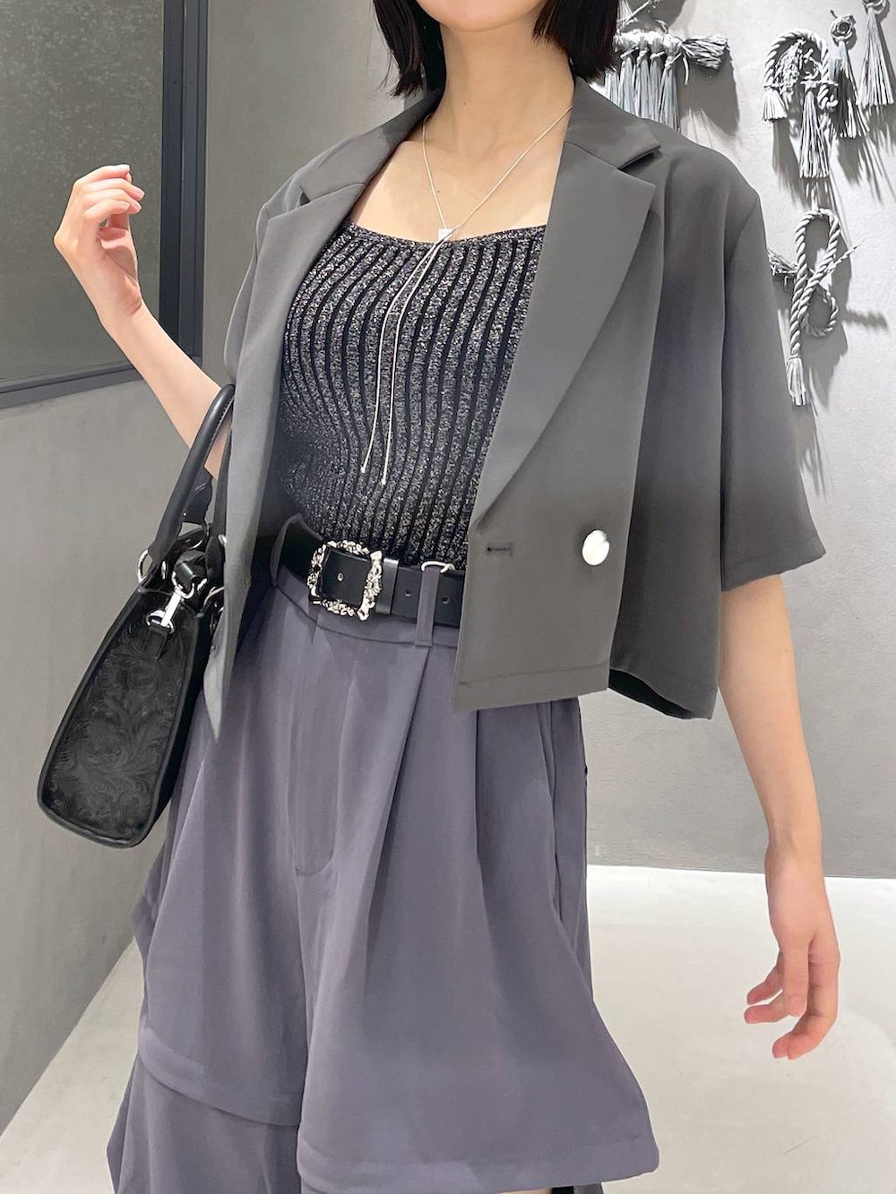 「低身長、モード、個性派、デート/ロマンティック、秋コーデ、骨格ウェーブ、きれいめ、カラーコーデ_HARE、HARE、きれいめカジュアル、タンクトップ、ジャケット、ジャケットスタイル、パンツ、カラーパンツ」｜「HAREの2WAYスクエアラメニットタンクトップ(HARE)（タンクトップ、ブラック系）」を使った、ぽんさん（レディース・155cm）の秋コーディネートの2枚目の写真