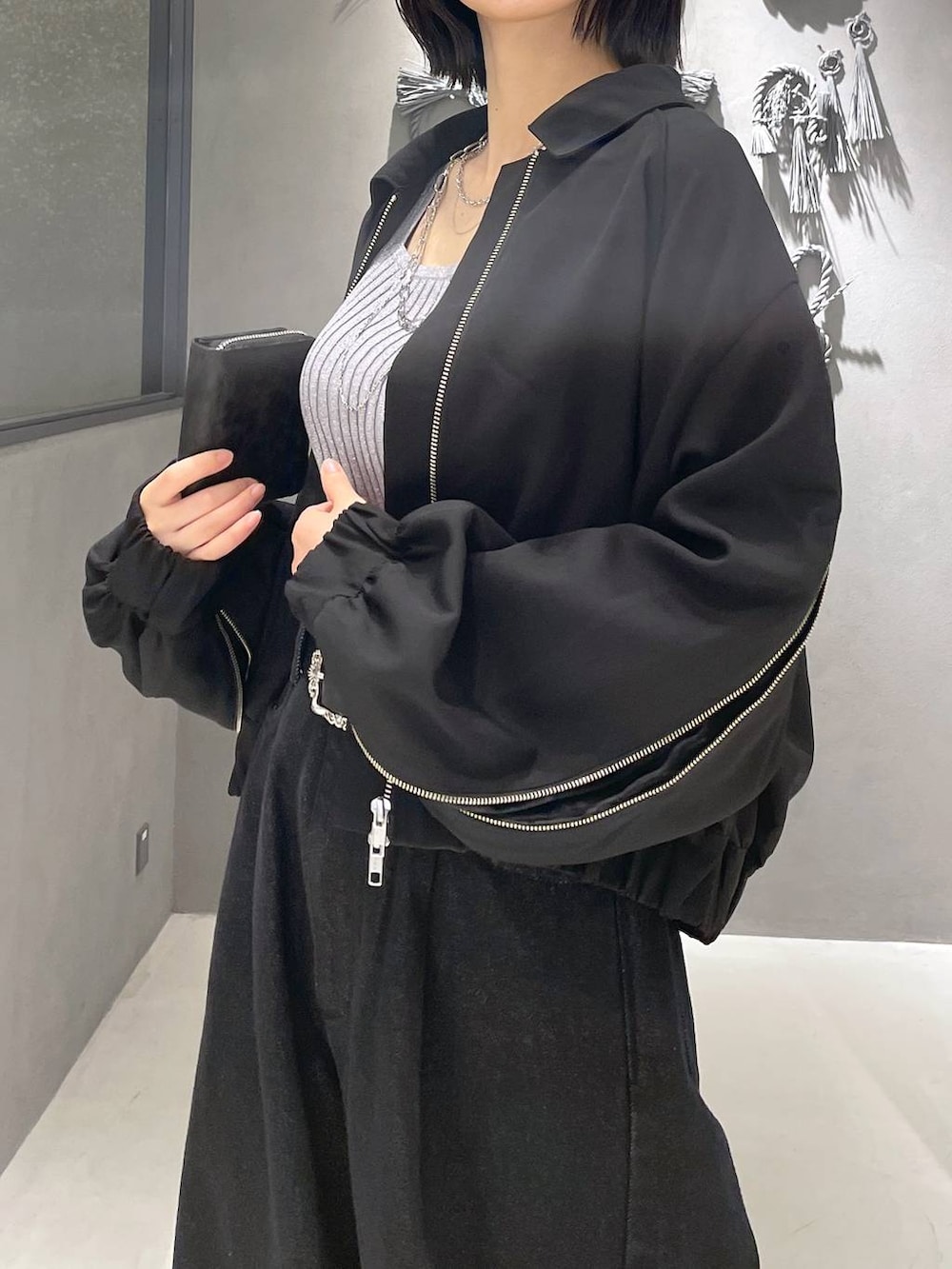「低身長、モード、個性派、デート/ロマンティック、秋コーデ、骨格ウェーブ、HARE、レイヤードスタイル、ネックレス、タンクトップ、ブルゾン、モノトーン、ベルト、デニムパンツ、パンツ」｜「HAREの2WAYスクエアラメニットタンクトップ(HARE)（タンクトップ、グレー系）」を使った、ぽんさん（レディース・155cm）の秋コーディネートの8枚目の写真