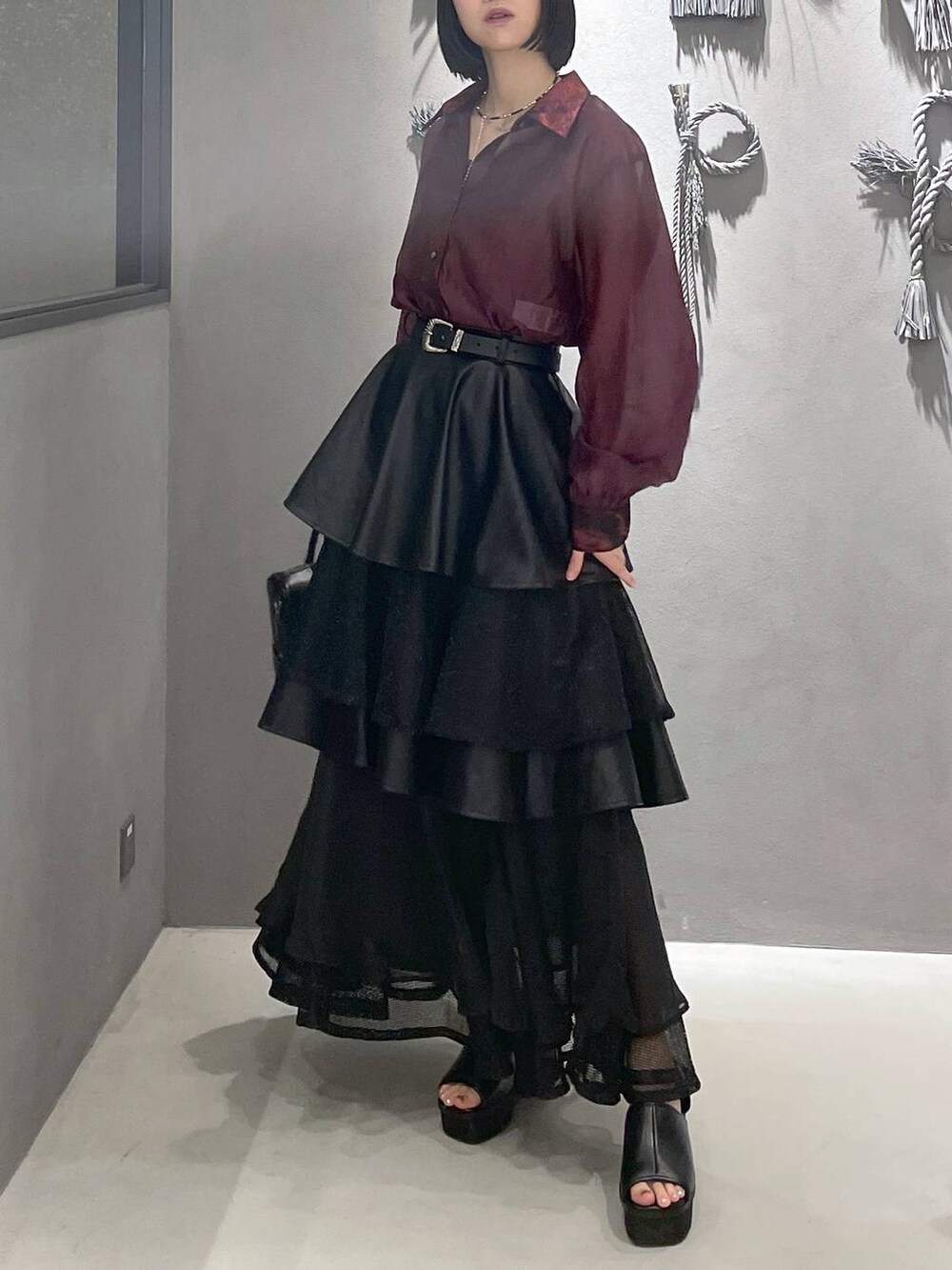 ブラック系のタンクトップ、ブラック系のサンダル、ブラック系のボストンバッグを着用したレディースの夏コーディネートの9枚目の写真