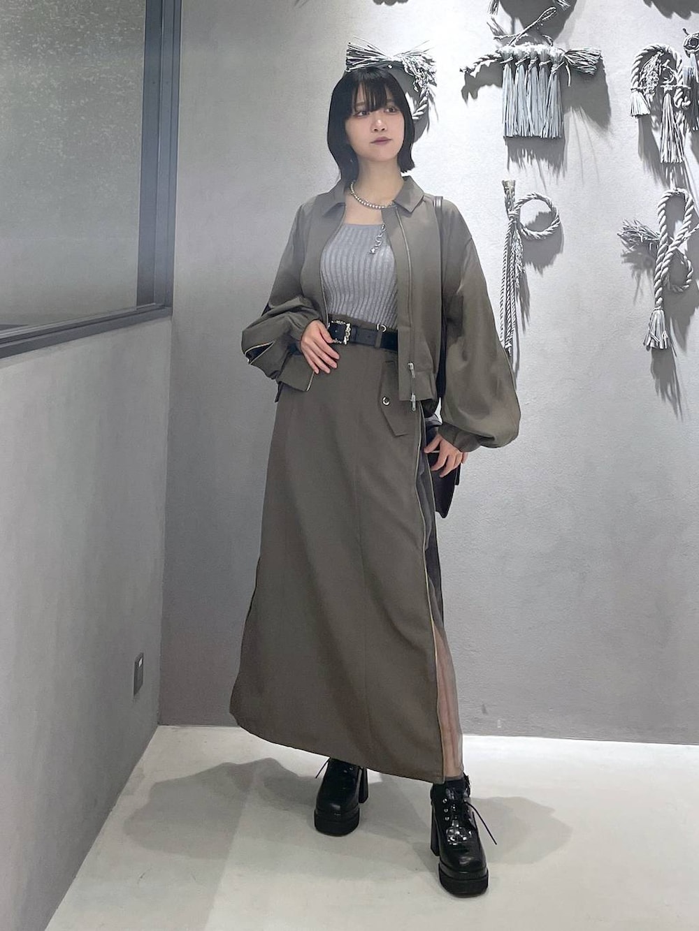 「低身長、モード、個性派、デート/ロマンティック、夏コーデ、骨格ウェーブ、きれいめ、カラーコーデ_HARE、HARE、レイヤードスタイル」｜「HAREの2WAYスクエアラメニットタンクトップ(HARE)（タンクトップ、グレー系）」を使った、ぽんさん（レディース・155cm）の夏コーディネートの5枚目の写真