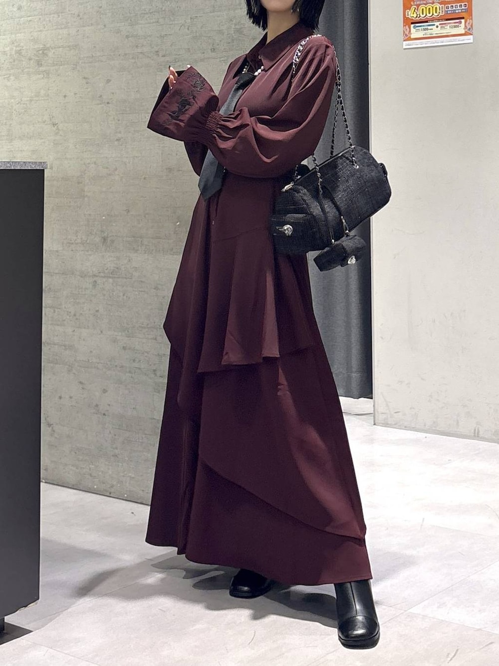 ブラック系のネクタイ、グレー系のタンクトップ、ブラック系のブーツを着用したレディースの秋コーディネートの9枚目の写真