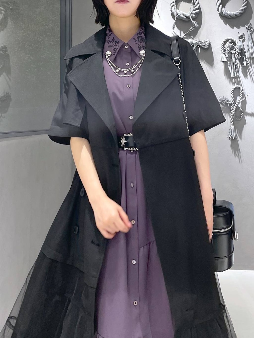 「低身長、モード、個性派、夏コーデ、デート/ロマンティック、骨格ウェーブ、きれいめ、カラーコーデ_HARE、HARE、レイヤードスタイル、ワンピース、ジャケット、秋コーデ」｜「HAREの2WAYスクエアラメニットタンクトップ(HARE)（タンクトップ、ブラック系）」を使った、ぽんさん（レディース・155cm）の夏コーディネートの2枚目の写真