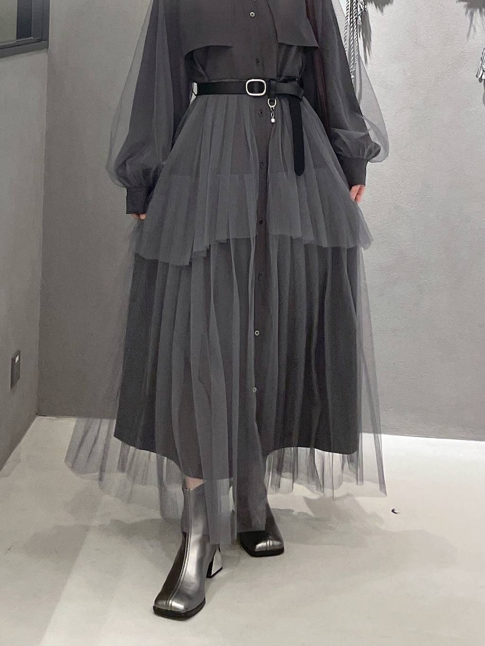 ブラック系のタンクトップ、グレー系のワンピース、ブラウン系のショルダーバッグを着用したレディースの秋コーディネートの3枚目の写真