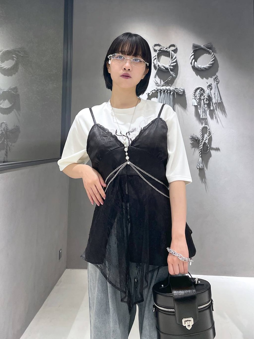 「低身長、モード、個性派、デート/ロマンティック、夏コーデ、骨格ウェーブ、きれいめ、カラーコーデ_HARE、HARE、レイヤードスタイル、Tシャツ、ビスチェ、白Tシャツ、デニムパンツ、パンツ」｜「HAREの2WAYスクエアラメニットタンクトップ(HARE)（タンクトップ、グレー系）」を使った、ぽんさん（レディース・155cm）の夏コーディネートの2枚目の写真