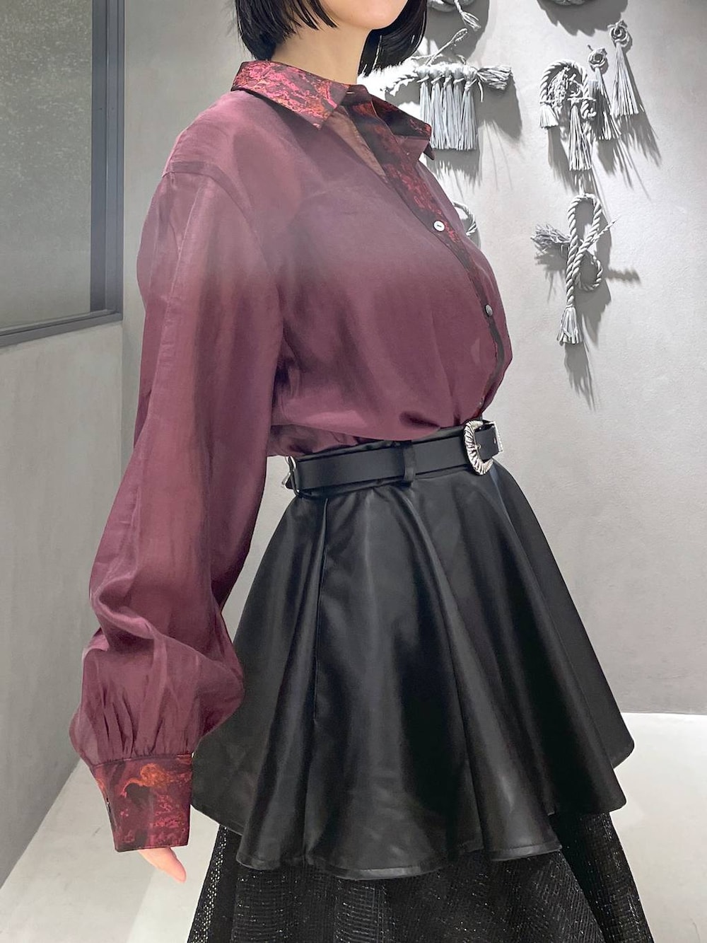 ブラック系のタンクトップ、ブラック系のサンダル、ブラック系のボストンバッグを着用したレディースの夏コーディネートの8枚目の写真