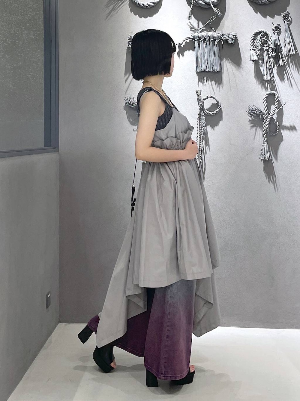 「低身長、モード、個性派、デート/ロマンティック、夏コーデ、骨格ウェーブ、カラーコーデ_HARE、HARE、レイヤードスタイル、きれいめカジュアル、カジュアル、タンクトップ、キャミワンピース、ワンピース、デニムパンツ」｜「HAREの2WAYスクエアラメニットタンクトップ(HARE)（タンクトップ、ブラック系）」を使った、ぽんさん（レディース・155cm）の夏コーディネートの6枚目の写真