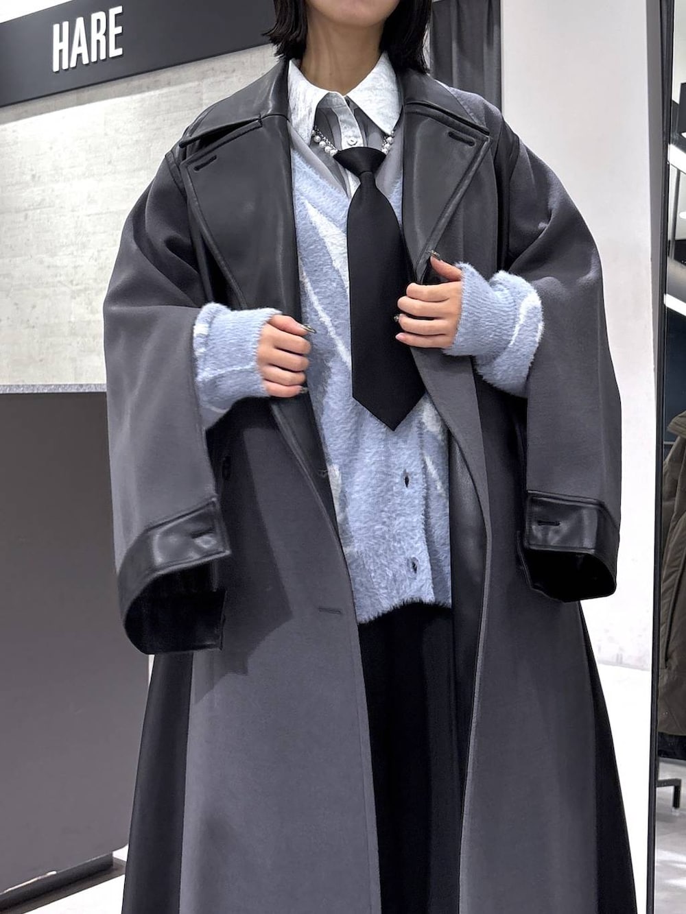 ブラック系のネクタイ、グレー系のタンクトップ、グレー系のブーツを着用したレディースの秋コーディネートの2枚目の写真