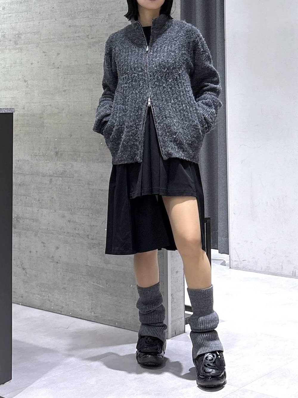 ブラック系のスカート、グレー系のカーディガン/ボレロ、ブラック系のベルトを着用したレディースの冬コーディネートの9枚目の写真