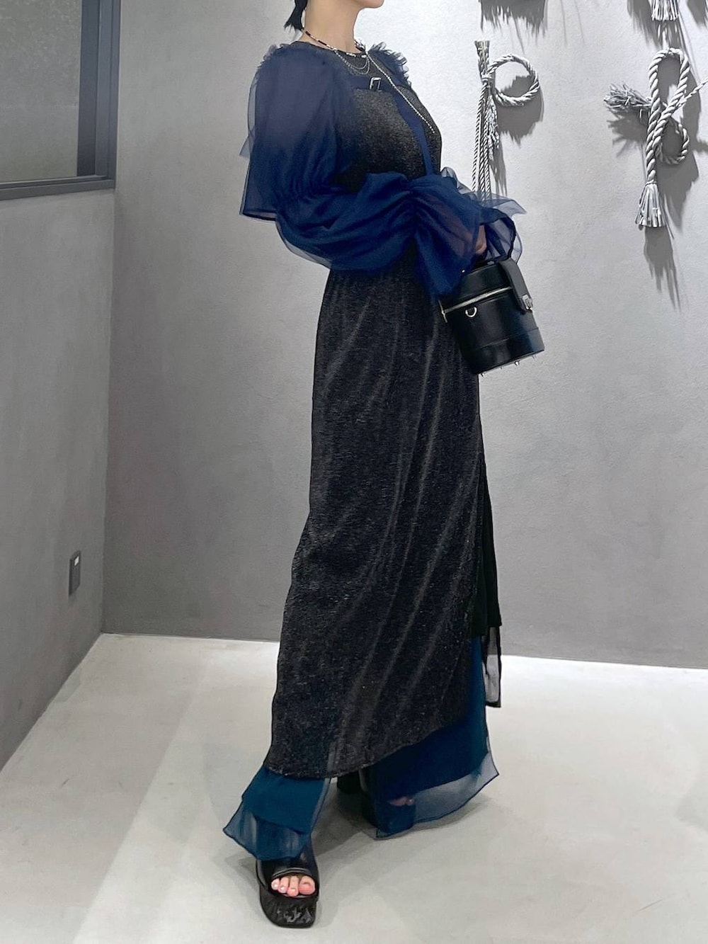 ブラック系のタンクトップ、グレー系のサンダル、ブラック系のショルダーバッグを着用したレディースの夏コーディネートの9枚目の写真