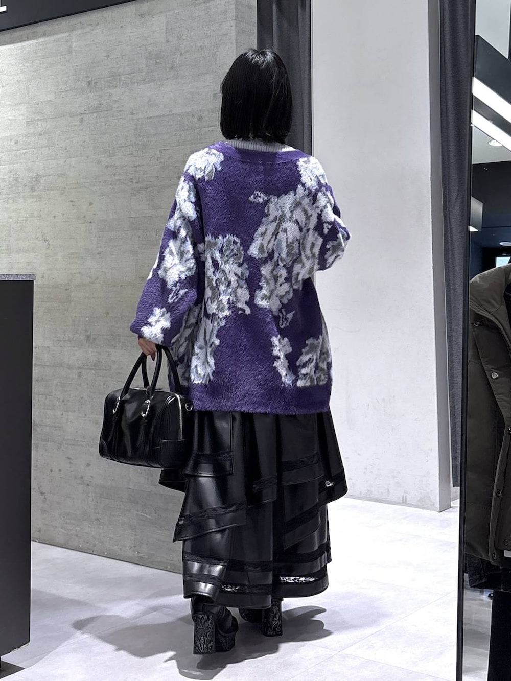 ブラック系のタンクトップ、グレー系のニット/セーター、パープル系のカーディガン/ボレロを着用したレディースの秋コーディネートの7枚目の写真