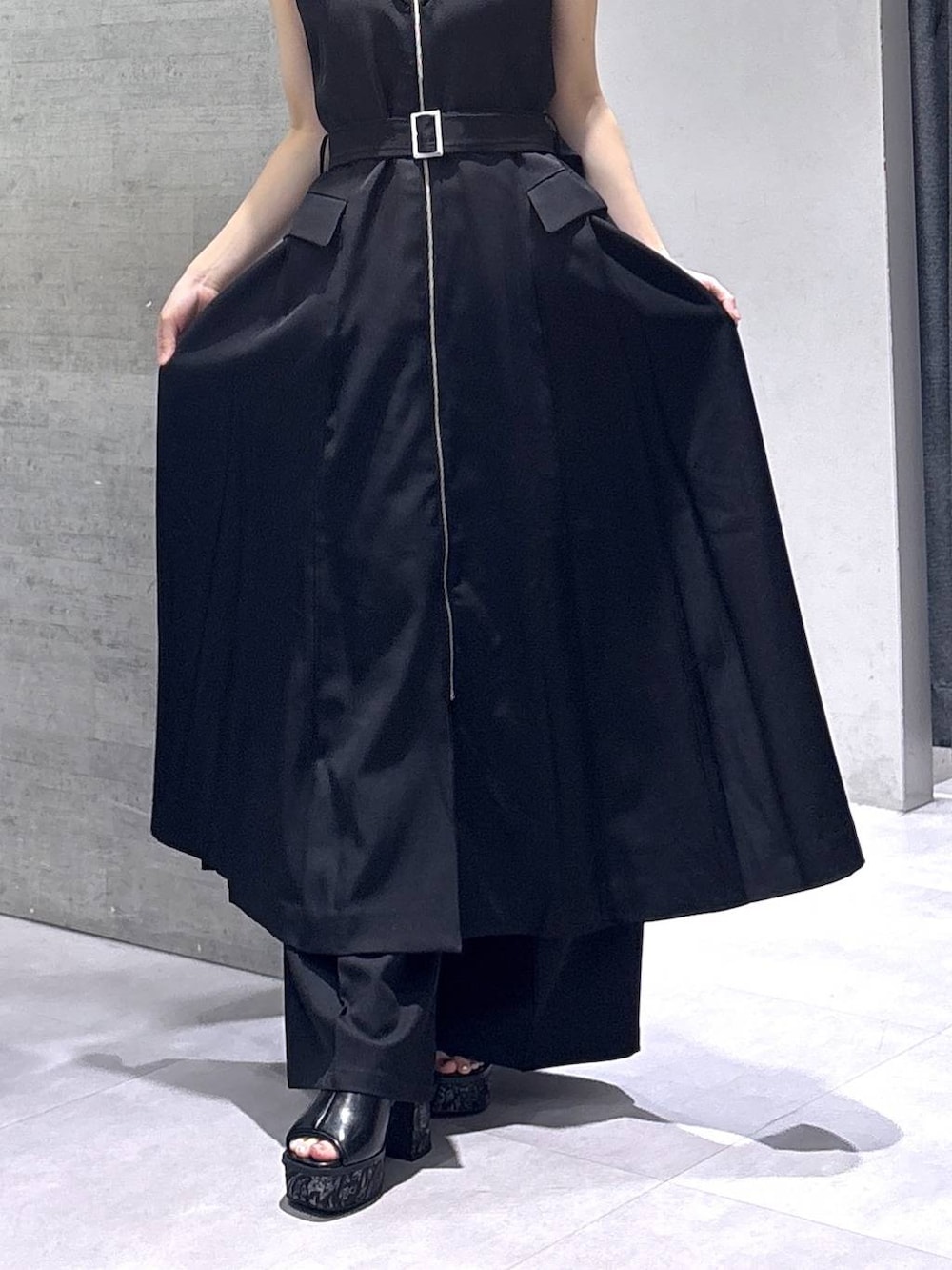 ブラック系のワンピース、ブラック系のスラックス、ブラック系のタンクトップを着用したレディースの夏コーディネートの6枚目の写真