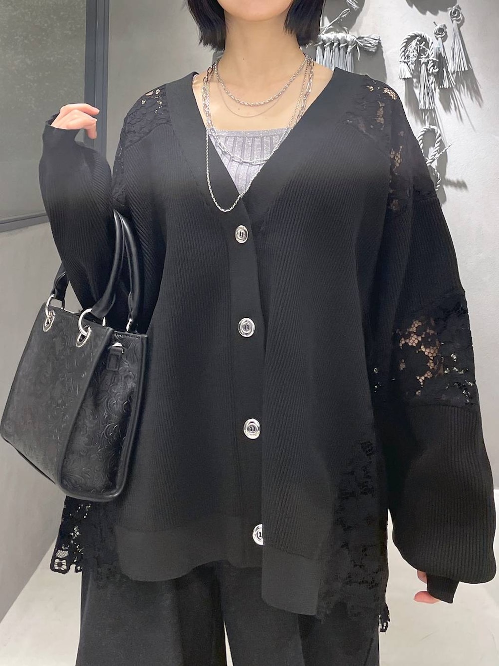 「低身長、モード、個性派、デート/ロマンティック、秋コーデ、骨格ウェーブ、きれいめ、HARE、モノトーン、タンクトップ、ネックレス、カーディガン、ベルト、デニムパンツ、パンツ」｜「HAREの2WAYスクエアラメニットタンクトップ(HARE)（タンクトップ、グレー系）」を使った、ぽんさん（レディース・155cm）の夏コーディネートの2枚目の写真