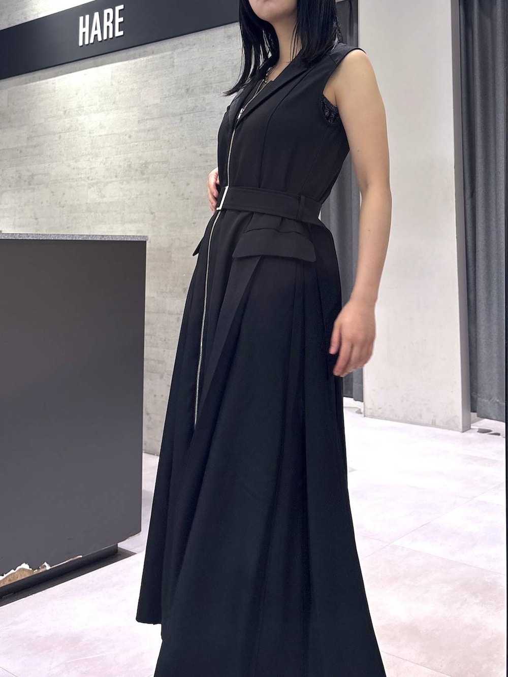 ブラック系のワンピース、ブラック系のスラックス、ブラック系のタンクトップを着用したレディースの夏コーディネートの7枚目の写真